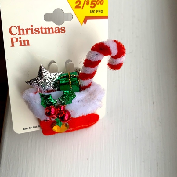 Vintage Christmas treasures! Stocking pin & jingle bell necklaces. - Picture 5 of 7